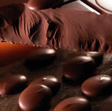 Lataa kuva Galleria-katseluun, Suklaanappi Cacao Trace maitosuklaa Belcolade 5 kg
